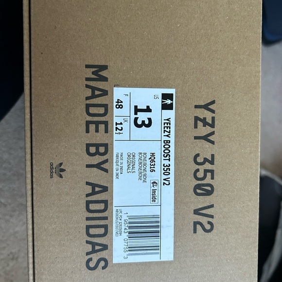 Yeezy 350 V2 Sneakers - Picture 3 of 3
